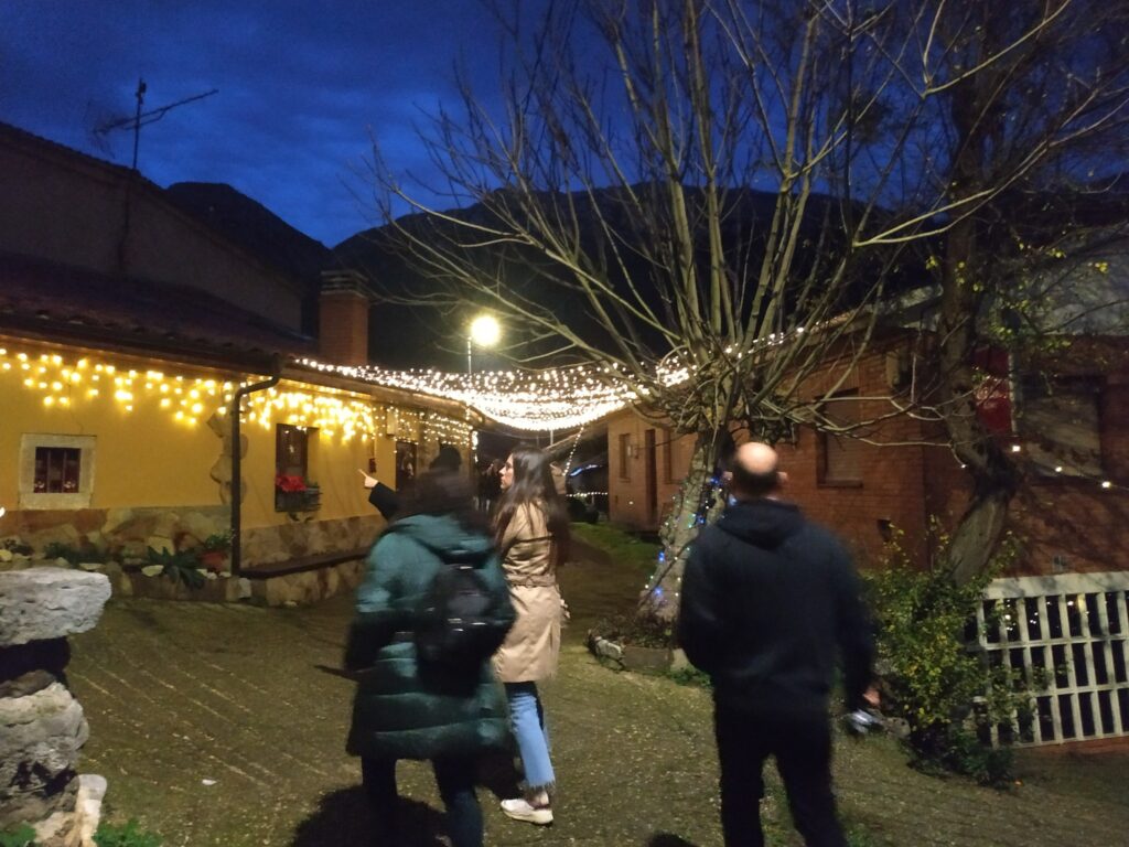 Aciera, el famoso pueblo de las luces de navidad de Quirós aciera luces navidad 2023 3